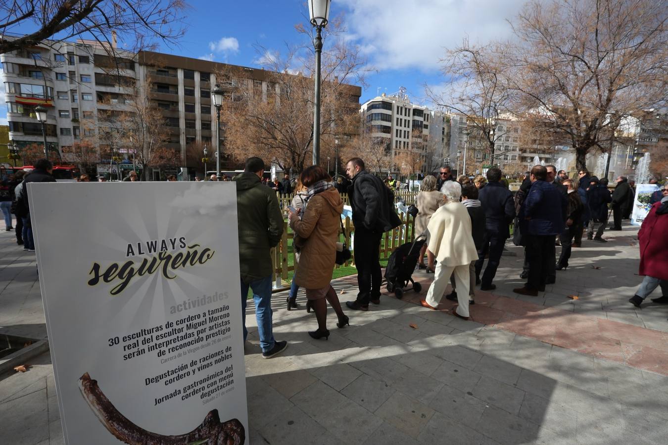 Exposición de más de 20 esculturas de fibra de vidrio en tamaño natural de corderos diseñadas por el escultor Miguel Moreno y decoradas por artistas, una muestra en Puerta Real