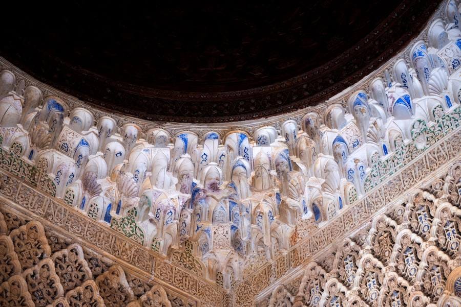 El Patronato de la Alhambra ha terminado tras dos años de intenso trabajo la restauración del Templete Oriental del Patio de los Leones, una edificación de pequeñas dimensiones que junto al gemelo del mismo patio representan los dos únicos ataujerados que se conservan en el mundo