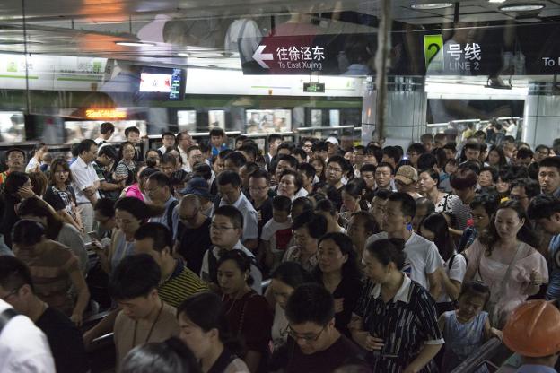 Con 700.000 viajeros al día, la estación de la Plaza del Pueblo es la más concurrida del metro de Shanghái.