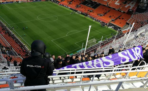 Un policía nacional vigila el sector en el que fueron reubicados los 'Ultras Sur'.