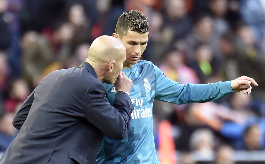 El Real Madrid venció a domicilio por 1-4 al Valencia en Mestalla en la jornada 21 del campeonato liguero. Cristiano anotó un doblete de penalti y Mina recortó distancias pero los goles de Marcelo y Kroos terminaron por dar la victoria al cuadro blanco.