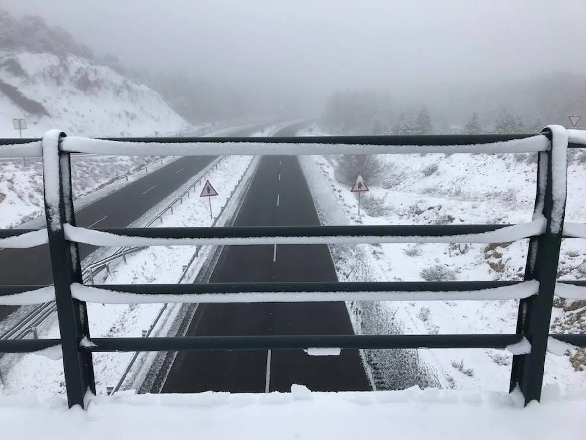 Cortes de carreteras y postales blancas tras un temporal de nieve