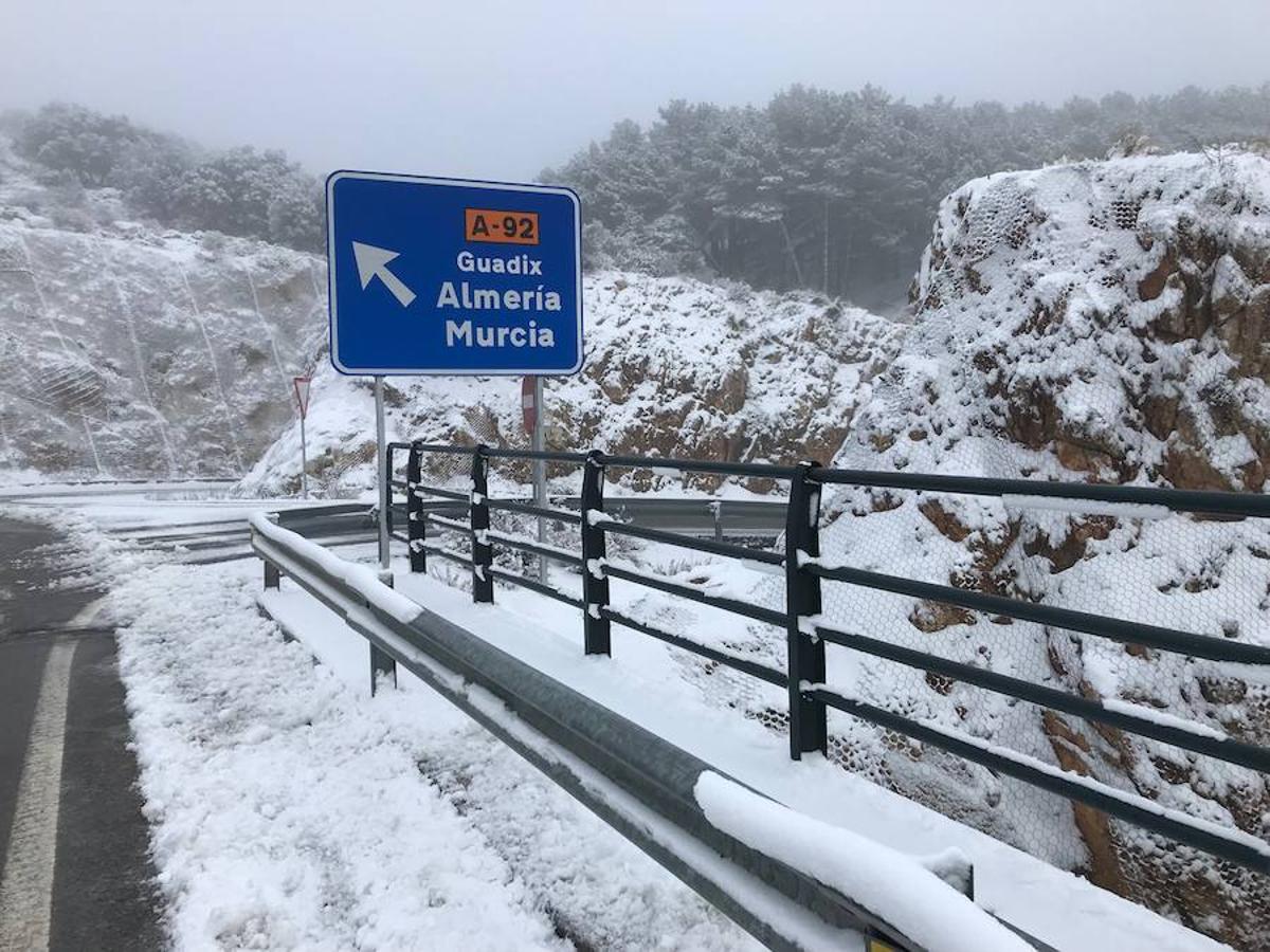 Cortes de carreteras y postales blancas tras un temporal de nieve