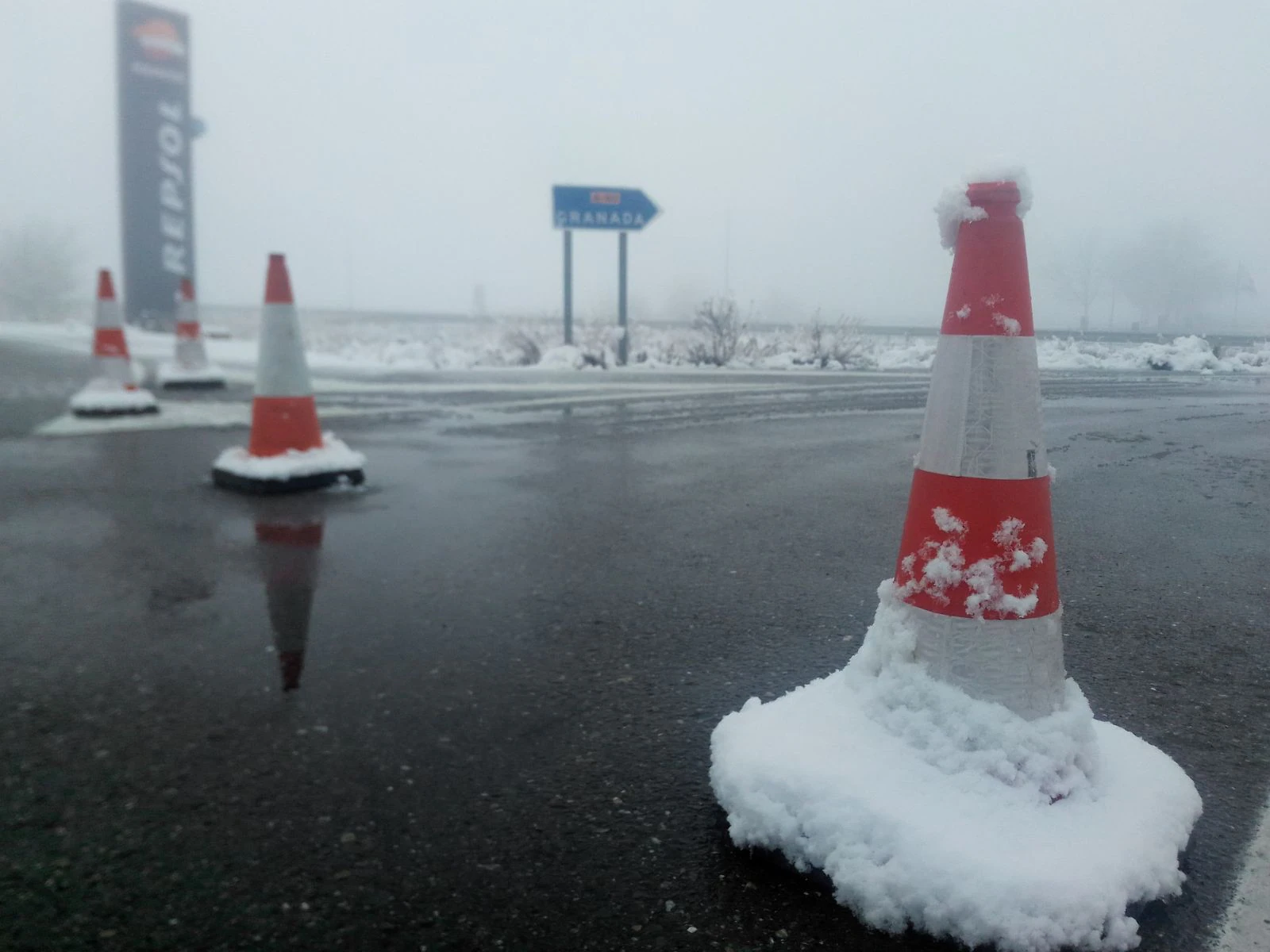 Cortes de carreteras y postales blancas tras un temporal de nieve