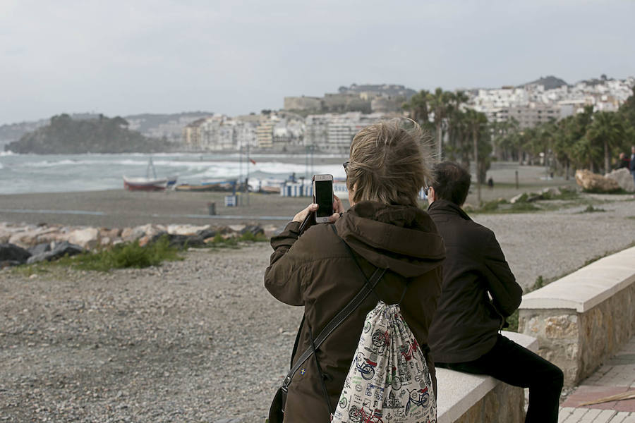 El temporal vuelve a sacudir a la Costa de Granada, aunque por el momento aún no ha causado grandes destrozos en las playas ni ha borrado con el viento la arena. Grandes olas en Almuñécar.