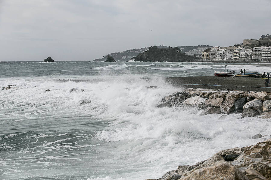 El temporal vuelve a sacudir a la Costa de Granada, aunque por el momento aún no ha causado grandes destrozos en las playas ni ha borrado con el viento la arena. Grandes olas en Almuñécar.