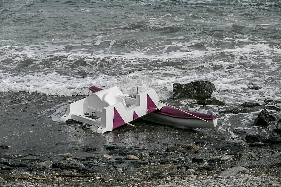 El temporal vuelve a sacudir a la Costa de Granada, aunque por el momento aún no ha causado grandes destrozos en las playas ni ha borrado con el viento la arena. Grandes olas en Almuñécar.