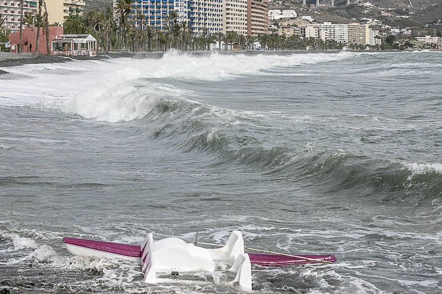 El temporal vuelve a sacudir a la Costa de Granada, aunque por el momento aún no ha causado grandes destrozos en las playas ni ha borrado con el viento la arena. Grandes olas en Almuñécar.