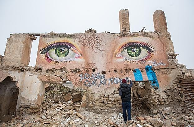Una cortijada en ruinas en Ácula, anejo de Ventas de Huelma a cuarenta kilómetros de Granada, sirve de lienzo a Badi Coloreando.