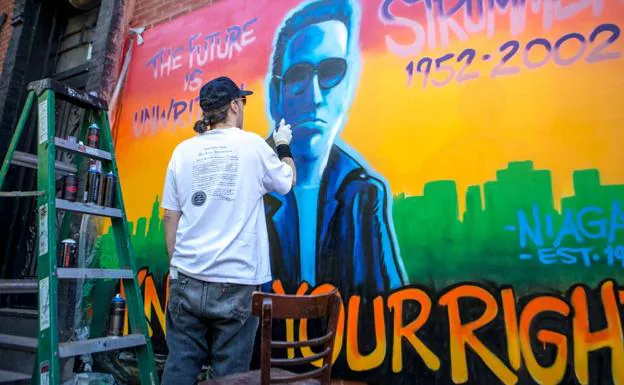 Imagen principal - 1. Mural dedicado a Joe Strummer repintado en Nueva York. / 2. El desaparecido grafiti de Granada. / 3. El mural londinense, en el mercado de Portobello.