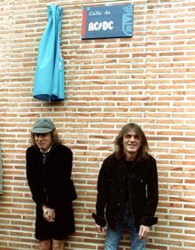 Imagen secundaria 2 - 1. Placa de Joey Ramone. / 2. David Boiw en Berlín. / 3. Los hermanos Young en Leganés. 