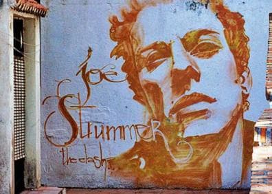 Imagen secundaria 1 - 1. Mural dedicado a Joe Strummer repintado en Nueva York. / 2. El desaparecido grafiti de Granada. / 3. El mural londinense, en el mercado de Portobello.