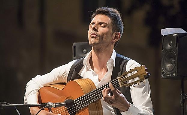 Una guitarra está cantando