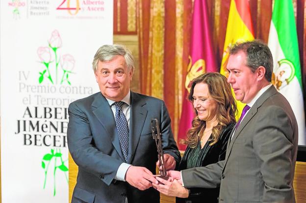 Tajani, con Becerril y el alcalde de Sevilla Juan Espadas.