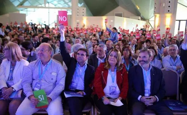 Miguel Moreno votando en el congreso provincial del PP y, al fondo, sus partidarios. 