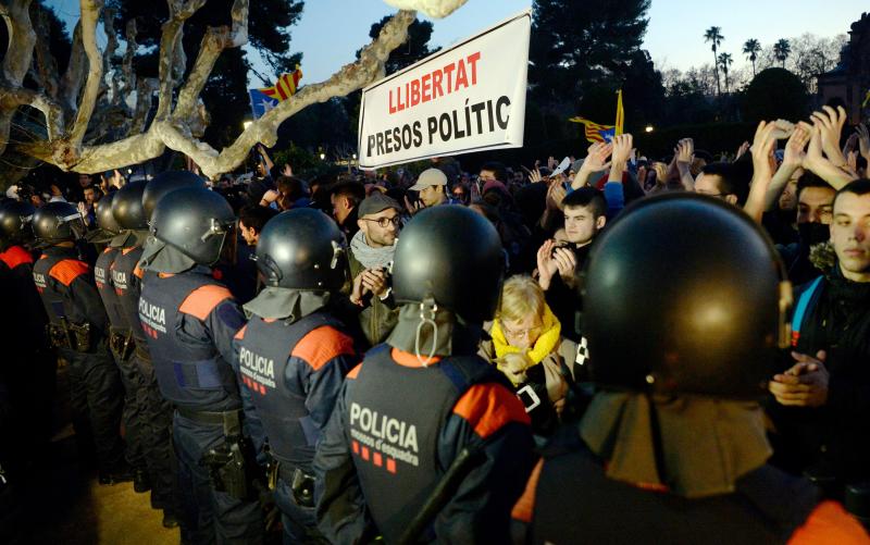 Un grupo de independentistas ha intentado derribar las vallas que protegen la puerta principal de acceso a la cámara catalana