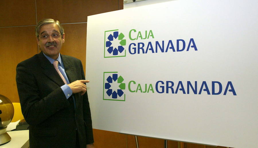 El presidente de la entidad Antonio María Claret, presenta el nuevo logotipo.2003