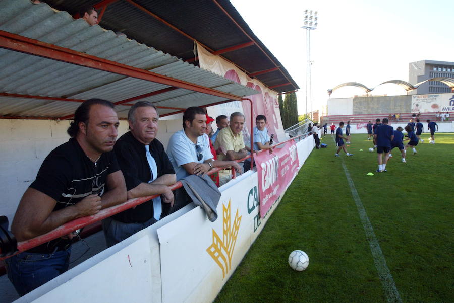 Presentación oficial del Granada 74 para la temporada 2007/2008. Quique Pina es el mánager general del club. En la imagen junto a Marsá y Juan Carlos Cordero. 19 de julio de 2007