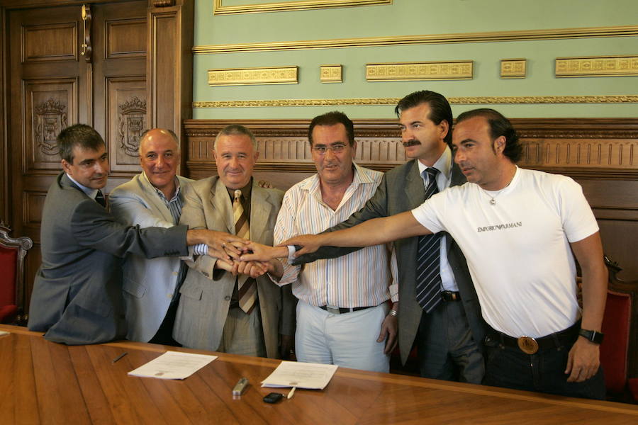 El concejal de deportes de Motril, Antonio Escámez, une sus manos a las del equipo directivo del Granada 74 tras acordar el uso del estadio municipal Escribano Castilla por el equipo de Segunda A. 31 de julio de 2007