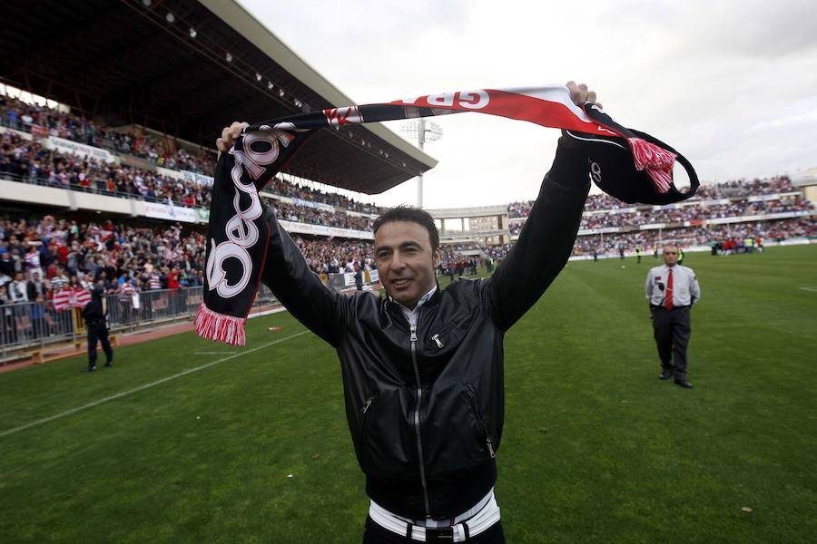 El presidente saluda a una afición entregada en Los Cármenes tras vencer por 2 goles a 0 al Real Jaén y proclamarse campeón de Segunda B. 9 de mayo de 2010