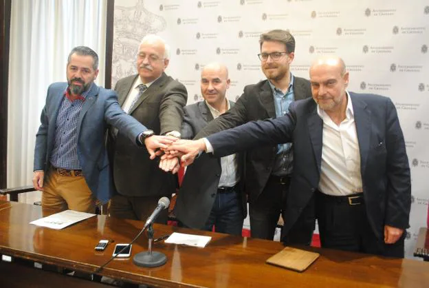 Los organizadores de la cita, ayer en el Ayuntamiento durante la presentación de la gala.