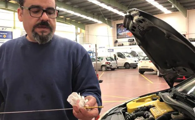 Cómo saber si debes cambiar el aceite del coche: pasos para hacerlo tú mismo