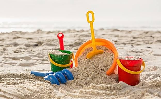 En estado crítico tras ser 'sepultado vivo' mientras excavaba un agujero en la arena de la playa