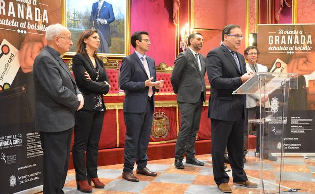 A la presentación han asistido el representante del Arzobispado de Granada, la concejala de Turismo, el alcalde, los consejeros de Cultura y Turismo, el director del Patronato de Turismo y la junta directiva de la Federación Provincial de Hostelería y Turismo, entre otros agentes