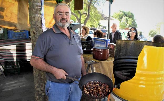 Federico, tostando castañas en la feria de Pampaneira.