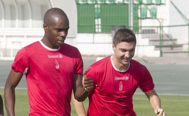 Nyom y Siqueira, en un entrenamiento con el Granada CF. 