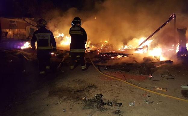 Incendio declarado junto al Polígono de los Olivares.