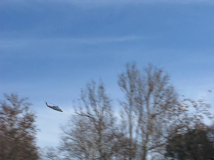 Este vecino del Albaicín, piloto privado, tiene una colección de imágenes de avionetas y helicóptero sobrevolando el monumento.