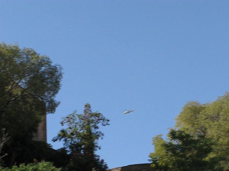 Este vecino del Albaicín, piloto privado, tiene una colección de imágenes de avionetas y helicóptero sobrevolando el monumento.