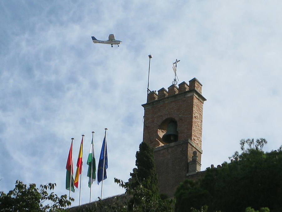 Este vecino del Albaicín, piloto privado, tiene una colección de imágenes de avionetas y helicóptero sobrevolando el monumento.