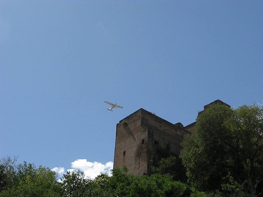 Este vecino del Albaicín, piloto privado, tiene una colección de imágenes de avionetas y helicóptero sobrevolando el monumento.