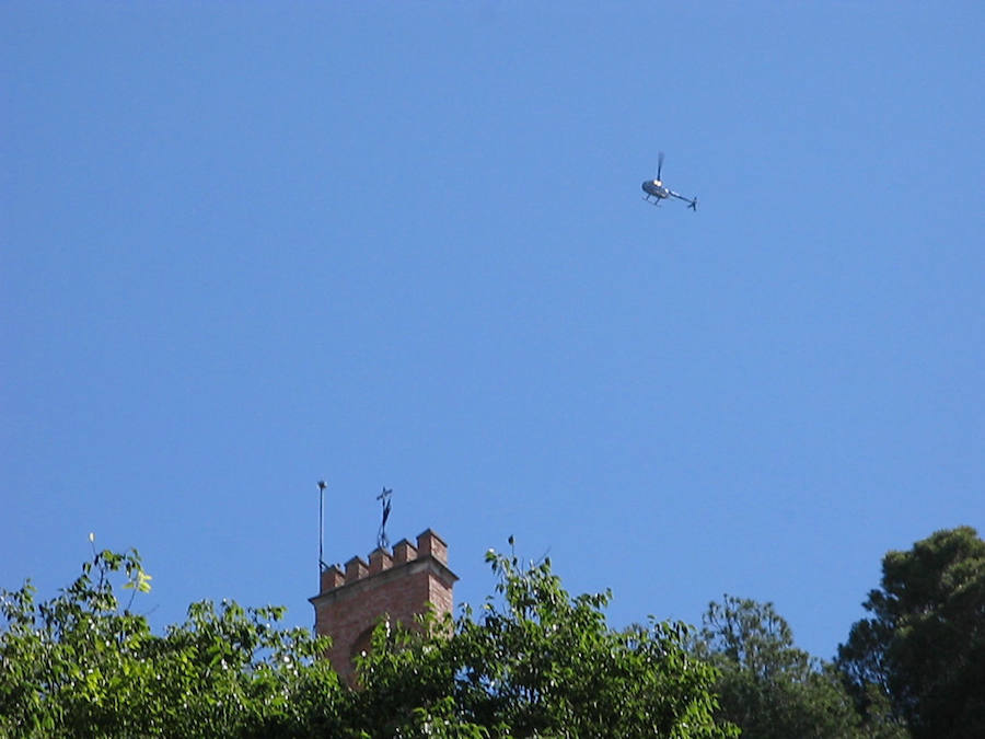 Este vecino del Albaicín, piloto privado, tiene una colección de imágenes de avionetas y helicóptero sobrevolando el monumento.