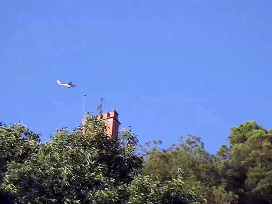 Este vecino del Albaicín, piloto privado, tiene una colección de imágenes de avionetas y helicóptero sobrevolando el monumento.