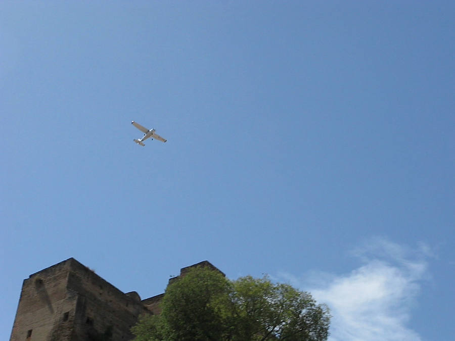 Este vecino del Albaicín, piloto privado, tiene una colección de imágenes de avionetas y helicóptero sobrevolando el monumento.