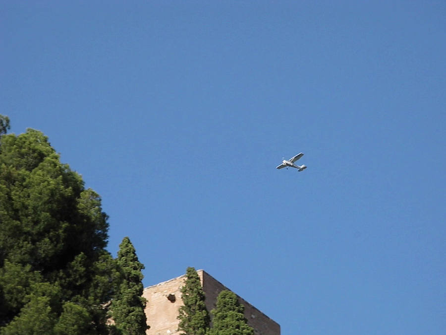Este vecino del Albaicín, piloto privado, tiene una colección de imágenes de avionetas y helicóptero sobrevolando el monumento.