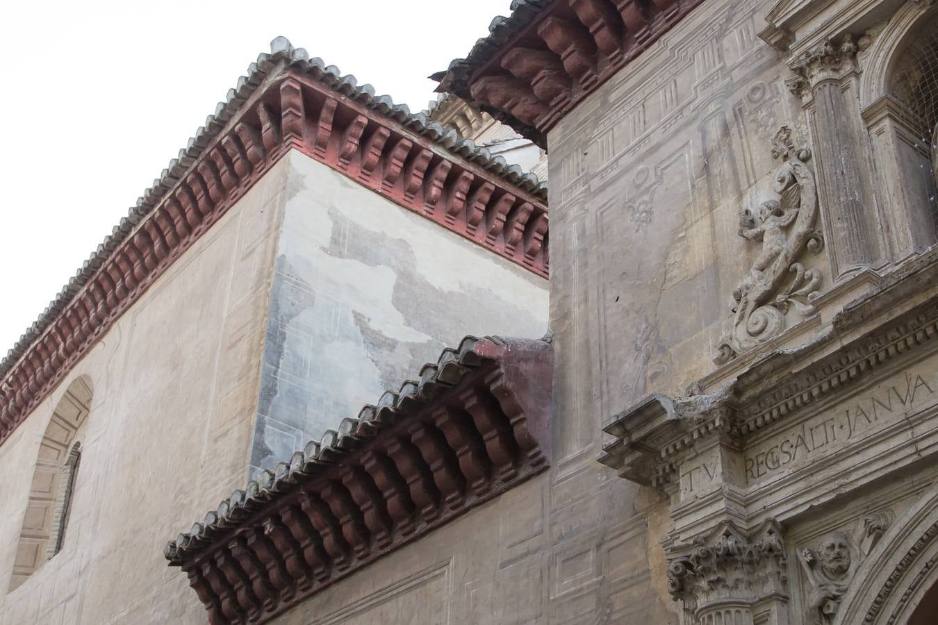 Las humedades de la iglesia de San Pedro, que afectan a la fachada, se observan desde el exterior