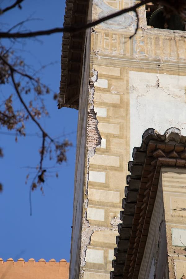 Ya se ha desprendido parte del revestimiento. Se observan los ladrillos de la torre de San Cecilio