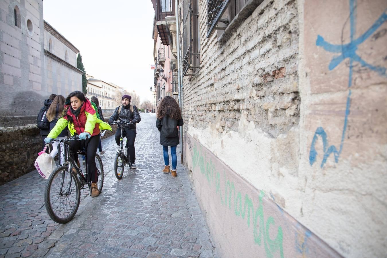 Ciclistas por la Carrera del Darro. Al lado del Convento Franciscano de los Ángeles.