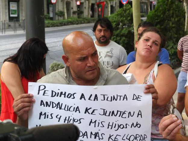 Manuel y Vanesa durante una de las protestas para recuperar a sus hijos. 