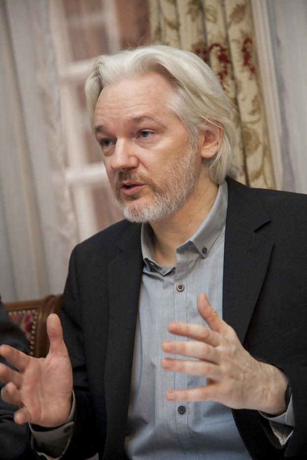 Nacido en Australia en 1971 y 'hacker' juvenil, Julian Assange alcanzó la fama con la filtración de miles de documentos en WikiLeaks. Tiene la nacionalidad ecuatoriana.