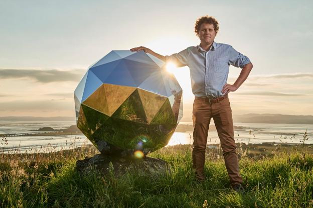 Peter Beck, el joven ingeniero que dirige Rocket Lab, posa orgulloso con su 'Estrella de la Humanidad'.