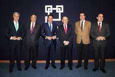 Gerardo Cuerva, en el centro, junto al ministro de Hacienda y Función Pública, Cristóbal Montoro. 