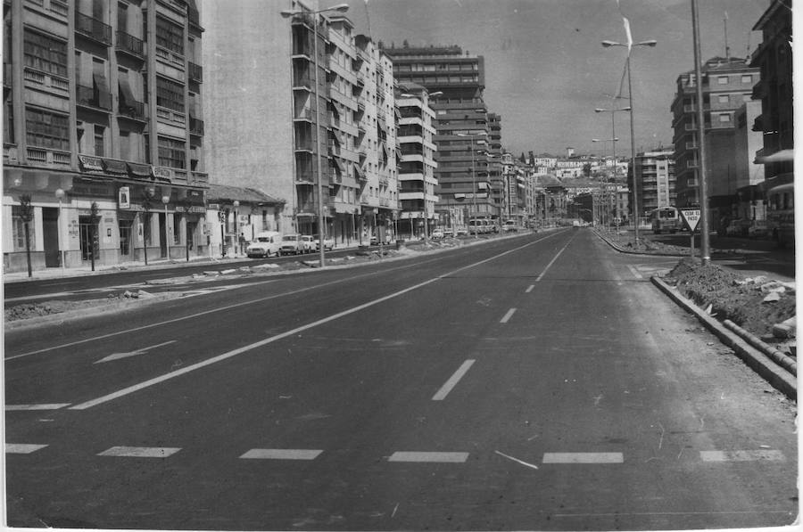 Avenida de Calvo Sotelo. En una imagen de los setenta, cuando se talaron los árboles y el espacio para los coches comenzó a 'comerse' el lugar por el que antes circulaban los tranvías y jugaban los niños. Archivo de Ideal