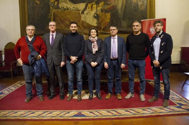 Presentación del trofeo en el Hospital Real. 