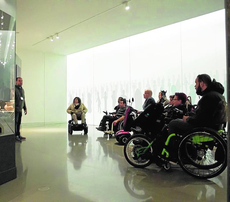 La Asociación de lesionados medulares y grandes discapacitados de Jaén (Aspaym) visitó hace unos días el Museo Íbero, y valoraron positivamente la accesibilidad al mismo