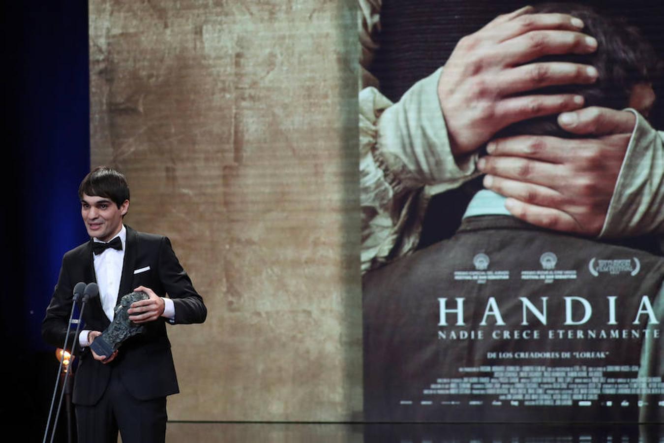 El actor Eneko Sagardoy (d) gana el Goya al Mejor Actor Revelación, por su interpretación en "Handía".